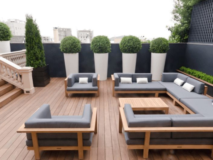 deck em madeira com sala de estar