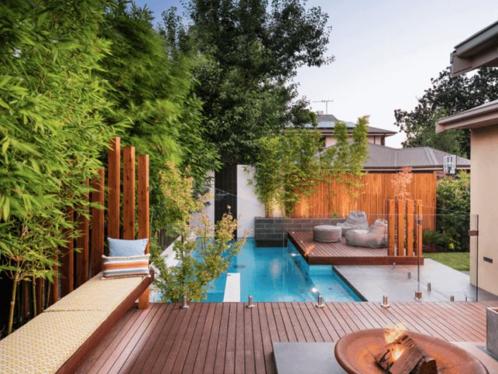 deck em madeira com piscina