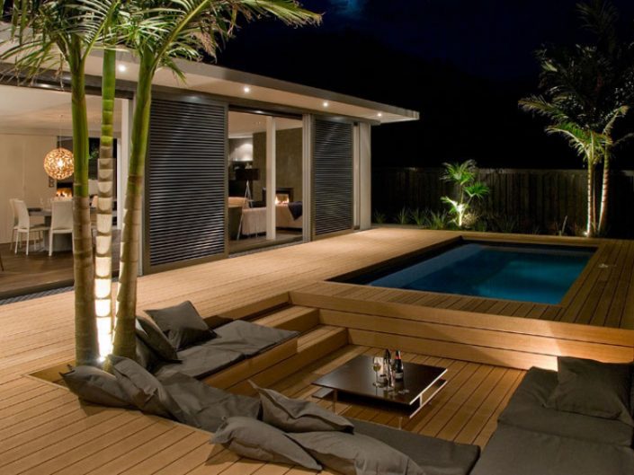 deck em madeira com piscina